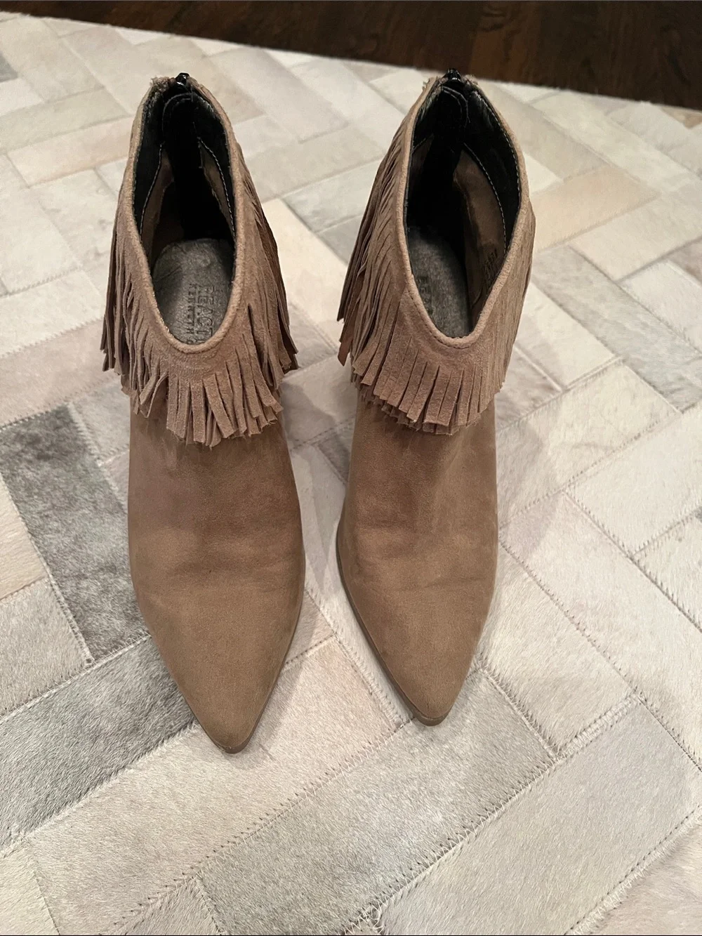 Kenneth Cole reaction tan suede fringe booties size 6